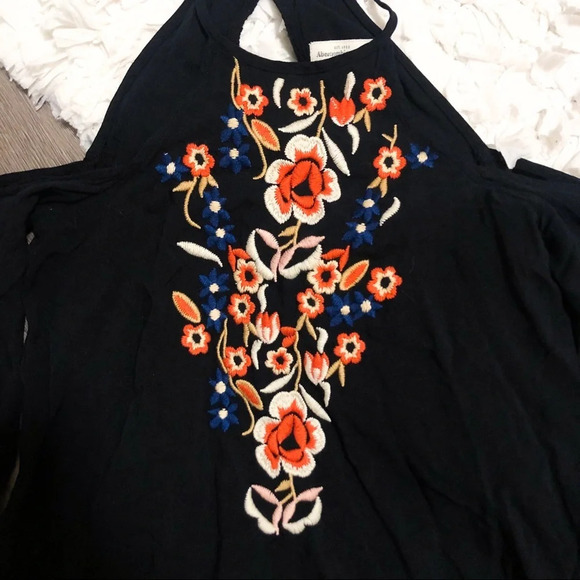 🍁Abercrombie Black Embroidered Cold Shoulder Top - Picture 3 of 4